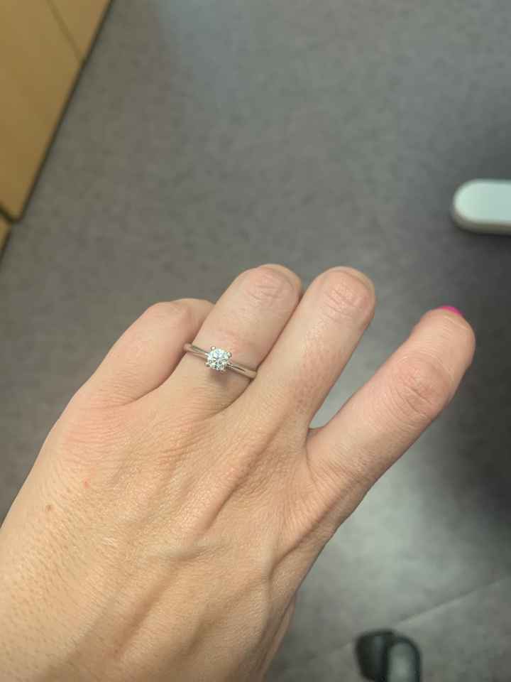 E ora mostraci una foto del tuo anello di fidanzamento! - 1
