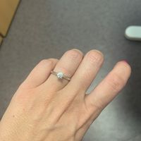 E ora mostraci una foto del tuo anello di fidanzamento! - 1
