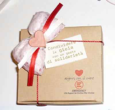 Pacchetto con confetti e pergamena