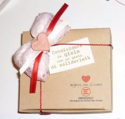 Pacchetto con confetti e pergamena