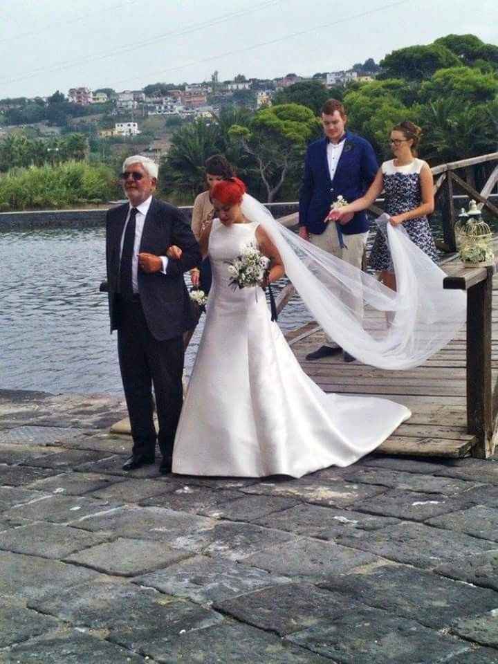 L'arrivo al comune a braccetto con papà, coi miei damigelli e la mia testimone