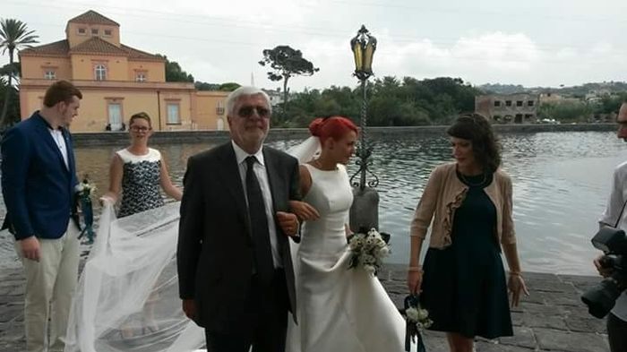 L'arrivo al comune a braccetto con papà, coi miei damigelli e la mia testimone