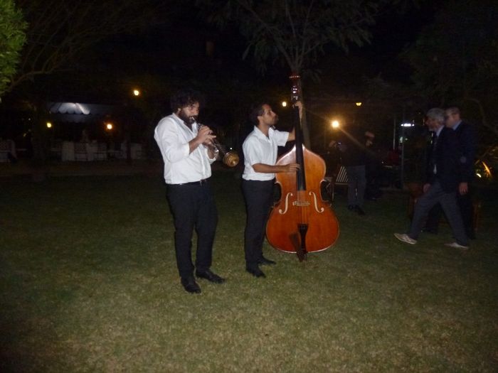 La band suona per noi sul prato 