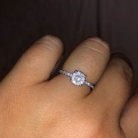 E ora mostraci una foto del tuo anello di fidanzamento! - 1