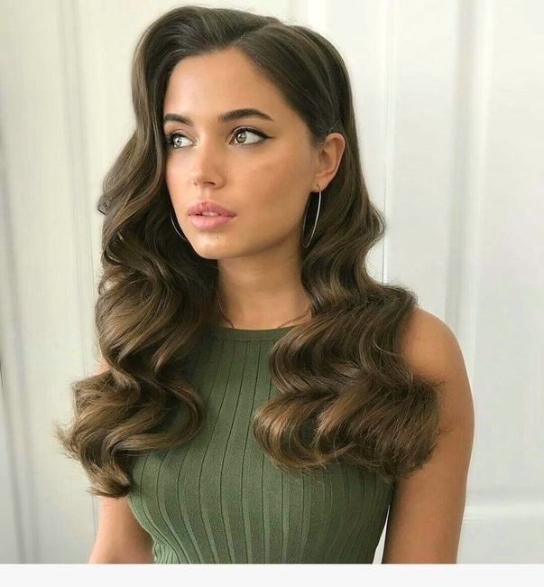 Acconciatura sciolta capelli lunghi lisci - 2