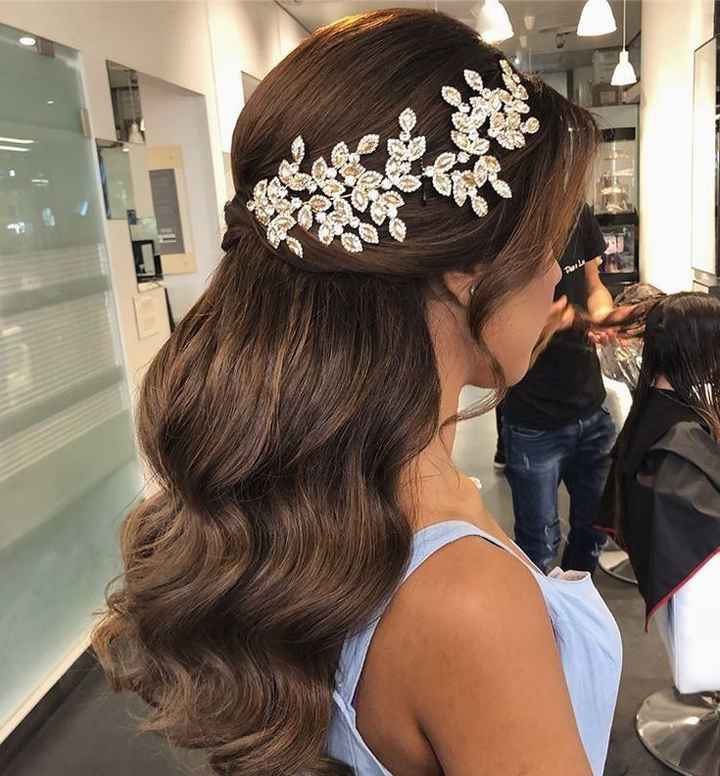 Acconciatura sciolta capelli lunghi lisci - 1