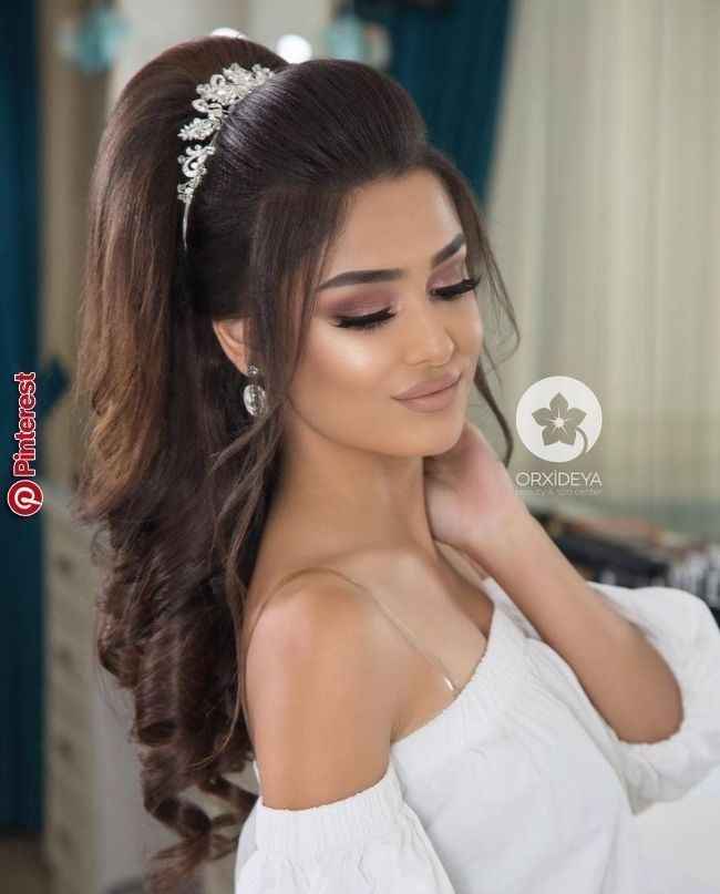 Acconciatura sciolta capelli lunghi lisci - 3