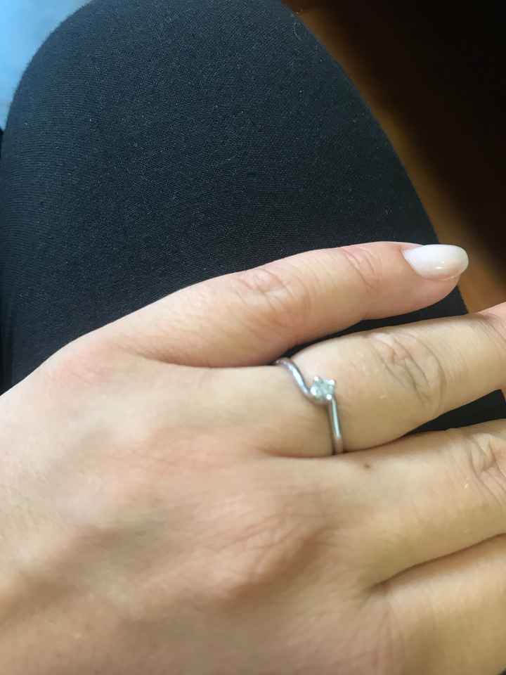 E ora mostraci una foto del tuo anello di fidanzamento! - 1