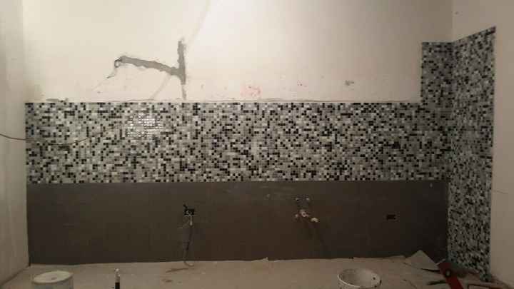 Finalmente anche il rivestimento della cucina è terminato...... - 1