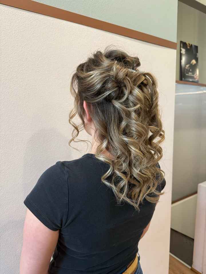 Acconciatura raccolta o capelli lisci? - 1