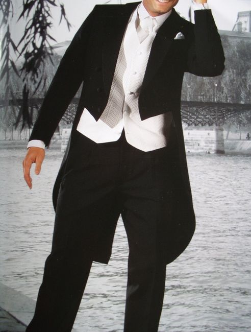 l Tight  Il tight è composto di un pantalone nero o blu con bordatura in seta nera,, di una giacca d