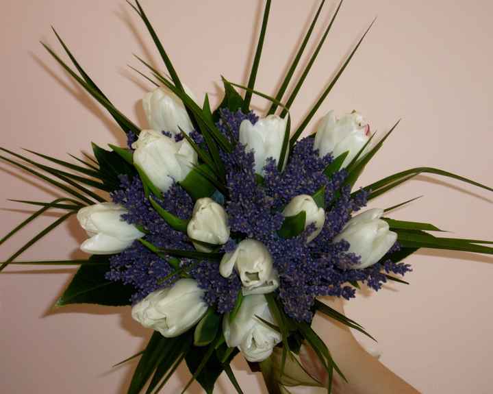 bouquet lavanda essiccata blu e tulipani