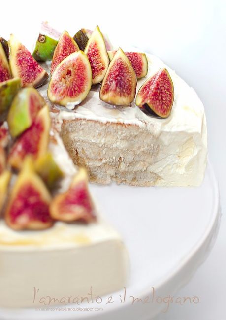 Delizia di pan di spagna e marmellata di fichi con copertura in panna