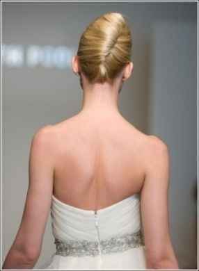 Mi aiutate a trovare una acconciatura che stia bene con questi orecchini?? - 1