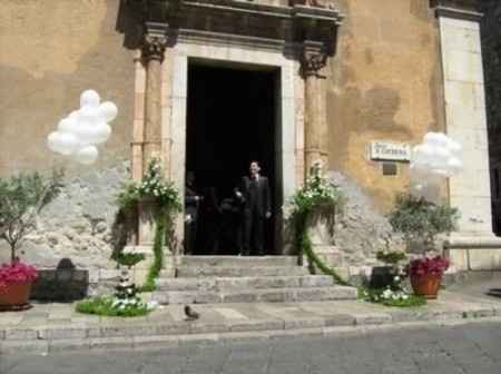 palloncini fuori dala chiesa