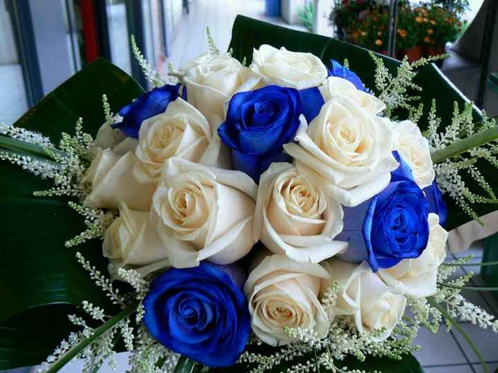Bouquet blu e bianco ma solo rose - 1