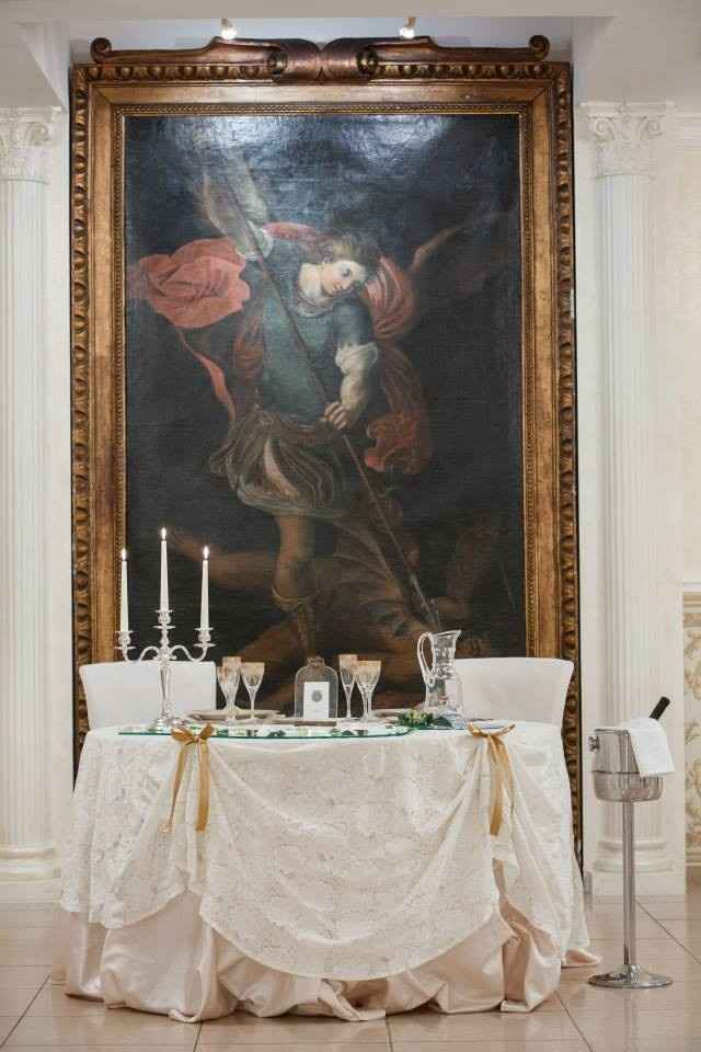 tavolo sposi con quadro di san michele