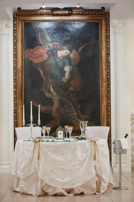tavolo sposi con quadro di san michele