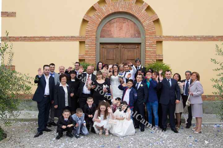 il saluto di gruppo fuori dalla chiesa