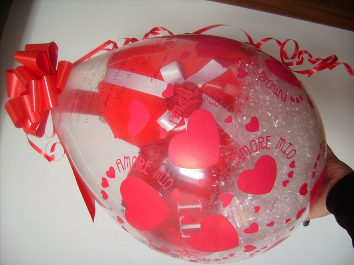 il mio regalo un pallone con dentro un cuscino a forma di cuore