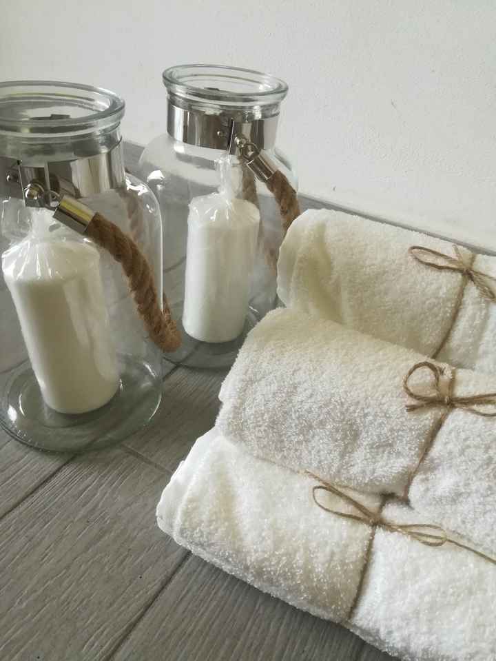 lanterne decorative e asciugamani per chi fa il bagno in piscina
