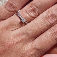 E ora mostraci una foto del tuo anello di fidanzamento! - 1