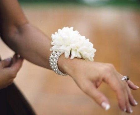 Wedding corsage: polsiera per le damigelle