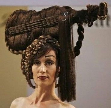 un'elegante acconciatura per una sposa amante dlla musica
