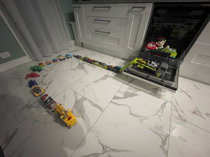 Elf on the shelf, di nuovo a corto di idee - 7