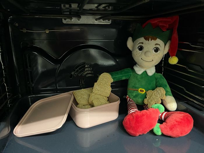 Elf on the shelf, di nuovo a corto di idee - 8