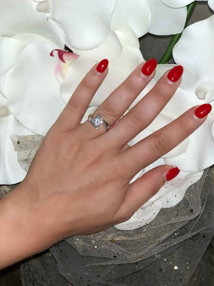 E ora mostraci una foto del tuo anello di fidanzamento! - 1