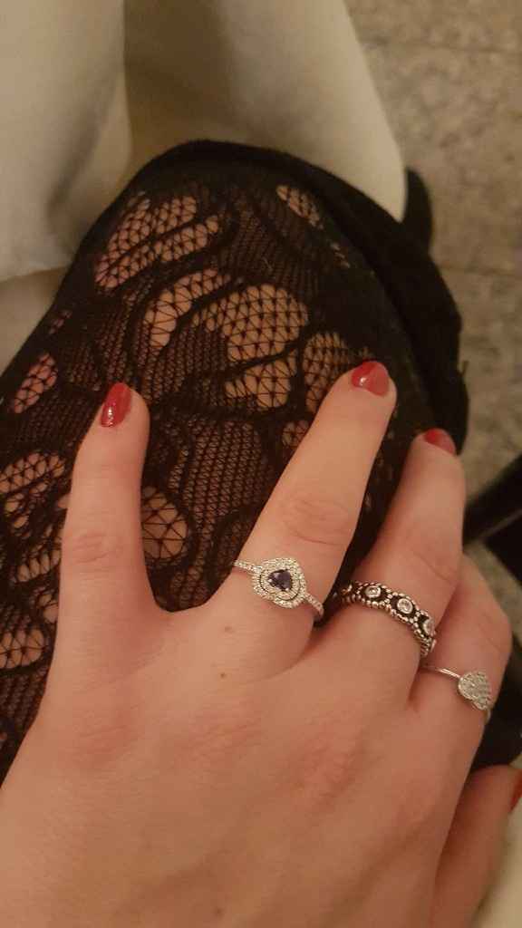 E ora mostraci una foto del tuo anello di fidanzamento! - 1