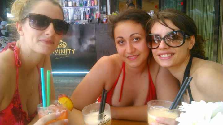 in piscina a bere un cocktail