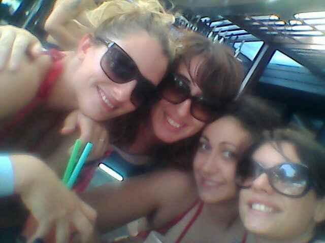 in piscina a bere un cocktail