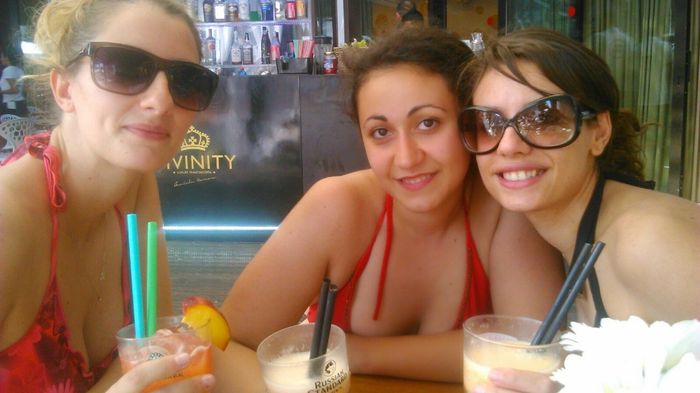 in piscina a bere un cocktail