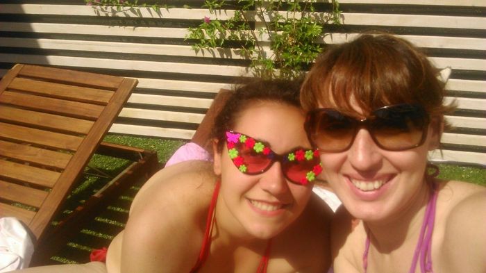 in piscina ad abbronzarci