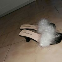 Mi fate vedere le ciabatte che indosserete a casa? - 1