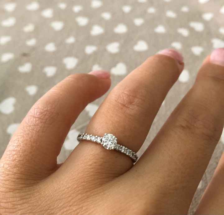 E ora mostraci una foto del tuo anello di fidanzamento! - 1
