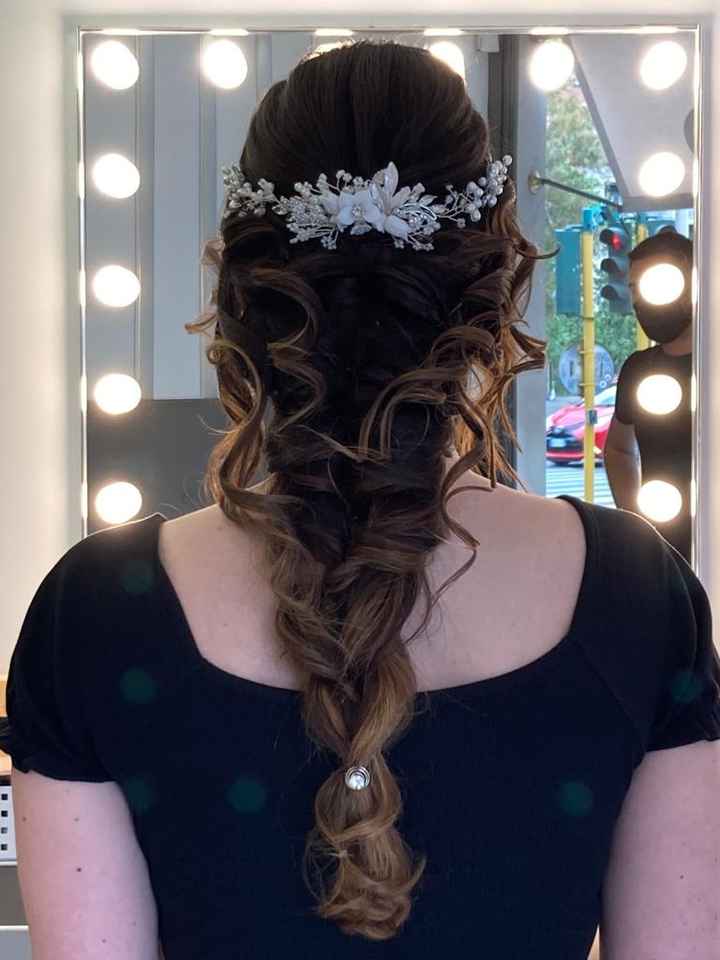 Prova acconciatura, vi piace? L’abito ha una scollatura a v ! - 1