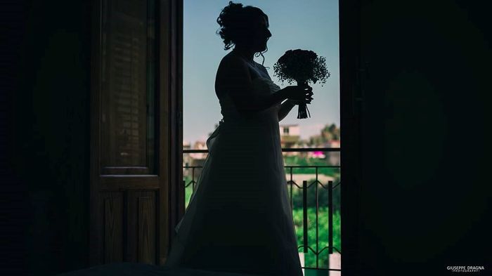 la sposa e il suo bouquet