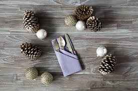 con posate infilate nel tovagliolo