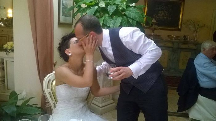con il mio maritino ci scambiamo uno dei tanti baci richiesti dagli amici