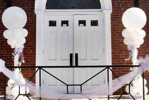 portone di casa con palloncini