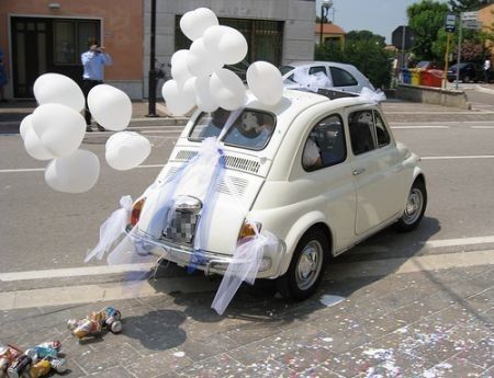 auto sposi con palloncini