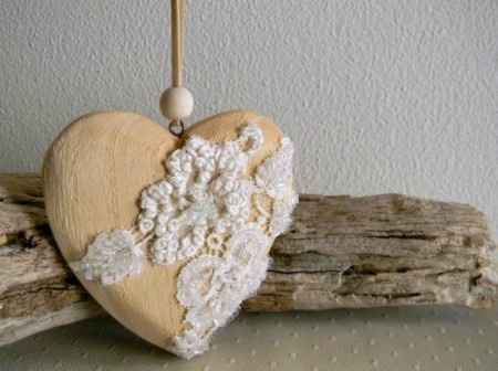 Addobbo Shabby: cuore in legno con pizzo