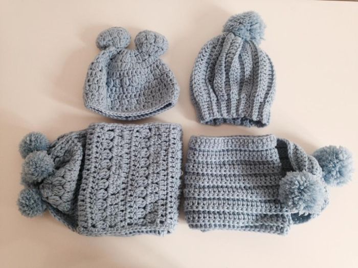 cappellini e sciarpe all'uncinetto