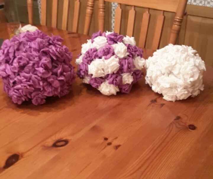 Eccoleeee...le sfere con le rose di carta crespa ^_^ - 1