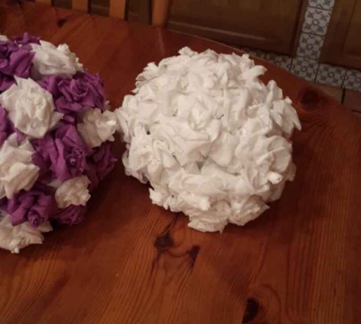 Eccoleeee...le sfere con le rose di carta crespa ^_^ - 3