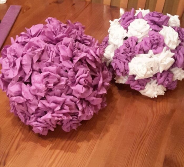 Eccoleeee...le sfere con le rose di carta crespa ^_^ - 2