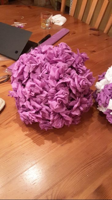 Eccoleeee...le sfere con le rose di carta crespa ^_^ - 4